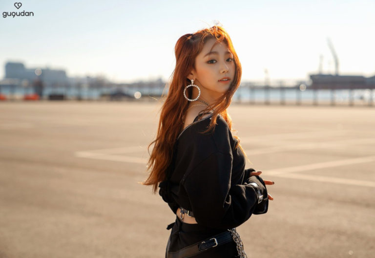 Kang Mina otrzymuje prezent od IU