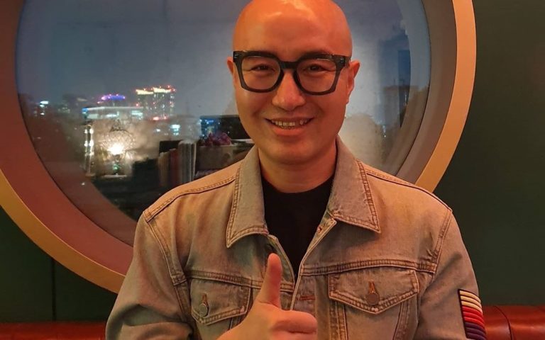 Hong Seok Cheon wyjaśnia swojej córce, że nie poszedł na jej ukończenie szkoły ze względu na swoją tożsamość płciową