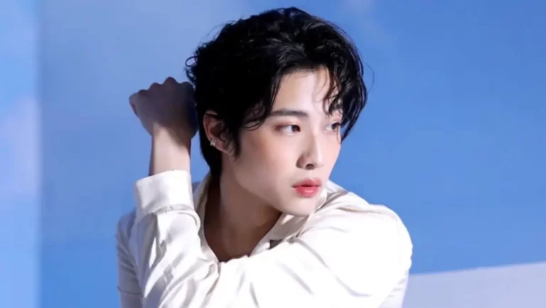 Lee Jong Won podpisuje kontrakt z THEBLACKLABEL